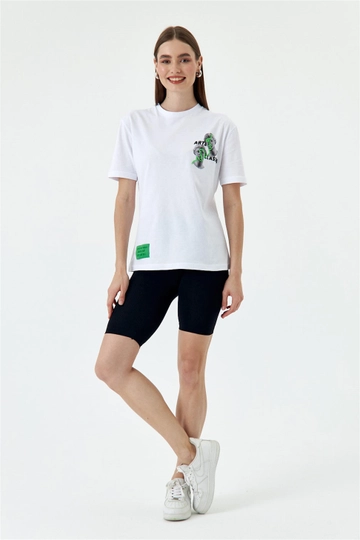 A wholesale clothing model wears  Women's Printed Crew Neck T-Shirt - White
, Turkish wholesale Tshirt of Tuba Butik