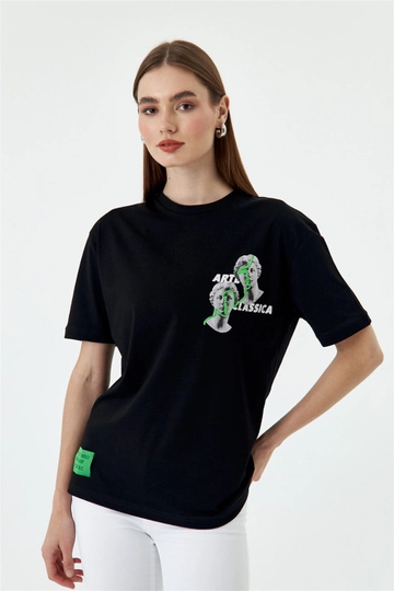 A wholesale clothing model wears  Women's Printed Crew Neck T-Shirt - Black
, Turkish wholesale Tshirt of Tuba Butik
