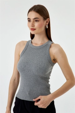 Een kledingmodel uit de groothandel draagt TBU10844 - Halter Collar Corduroy Athlete - Gray, Turkse groothandel Onderhemd van Tuba Butik