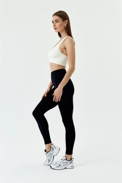 Ein Bekleidungsmodell aus dem Großhandel trägt TBU10866 - Women's Push-Up High Waist Tights - Black, türkischer Großhandel Leggings von Tuba Butik