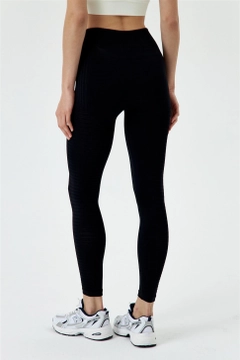 Bir model, Tuba Butik toptan giyim markasının TBU10866 - Women's Push-Up High Waist Tights - Black toptan Tayt ürününü sergiliyor.