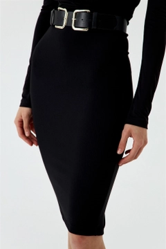 Bir model, Tuba Butik toptan giyim markasının TBU10877 - Midi Pencil Skirt - Black toptan Etek ürününü sergiliyor.