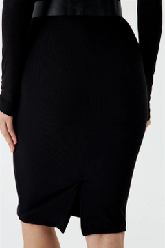 A wholesale clothing model wears TBU10877 - Midi Pencil Skirt - Black, Turkish wholesale Skirt of Tuba Butik