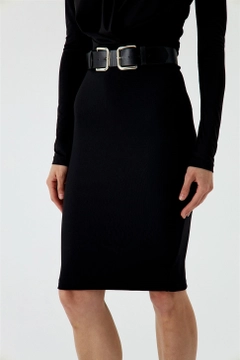 Bir model, Tuba Butik toptan giyim markasının TBU10877 - Midi Pencil Skirt - Black toptan Etek ürününü sergiliyor.