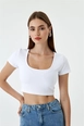 Bir model,  toptan giyim markasının tbu10901-short-sleeve-ribbed-crop-top-white toptan  ürününü sergiliyor.