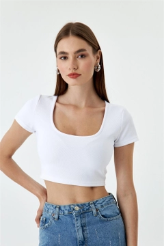 Een kledingmodel uit de groothandel draagt TBU10901 - Short Sleeve Ribbed Crop Top - White, Turkse groothandel Crop-top van Tuba Butik