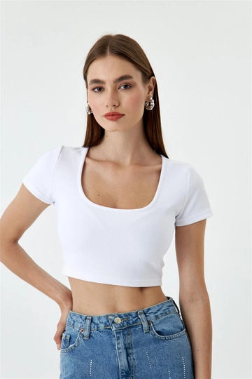 A wholesale clothing model wears  Short Sleeve Ribbed Crop Top - White
, Turkish wholesale Crop Top of Tuba Butik
