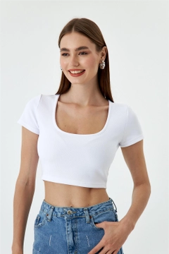 Ένα μοντέλο χονδρικής πώλησης ρούχων φοράει TBU10901 - Short Sleeve Ribbed Crop Top - White, τούρκικο Crop top χονδρικής πώλησης από Tuba Butik