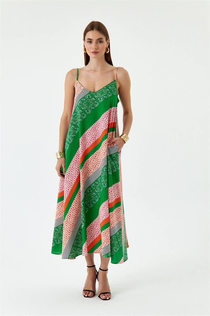 Ein Bekleidungsmodell aus dem Großhandel trägt TBU10980 - Patterned Strap Maxi Dress - Green, türkischer Großhandel Kleid von Tuba Butik