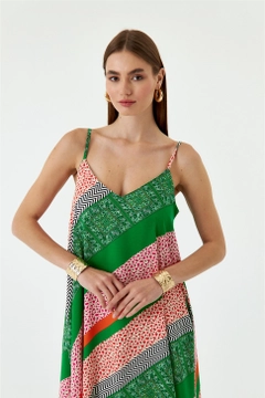 Een kledingmodel uit de groothandel draagt TBU10980 - Patterned Strap Maxi Dress - Green, Turkse groothandel Jurk van Tuba Butik