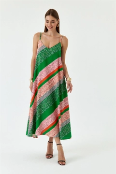 Bir model, Tuba Butik toptan giyim markasının TBU10980 - Patterned Strap Maxi Dress - Green toptan Elbise ürününü sergiliyor.