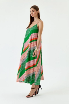Ένα μοντέλο χονδρικής πώλησης ρούχων φοράει TBU10980 - Patterned Strap Maxi Dress - Green, τούρκικο Φόρεμα χονδρικής πώλησης από Tuba Butik
