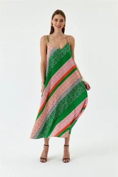 Bir model, Tuba Butik toptan giyim markasının TBU10980 - Patterned Strap Maxi Dress - Green toptan Elbise ürününü sergiliyor.