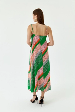 Модел на дрехи на едро носи TBU10980 - Patterned Strap Maxi Dress - Green, турски едро рокля на Tuba Butik
