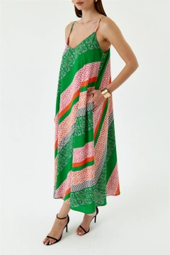 Ein Bekleidungsmodell aus dem Großhandel trägt TBU10980 - Patterned Strap Maxi Dress - Green, türkischer Großhandel Kleid von Tuba Butik