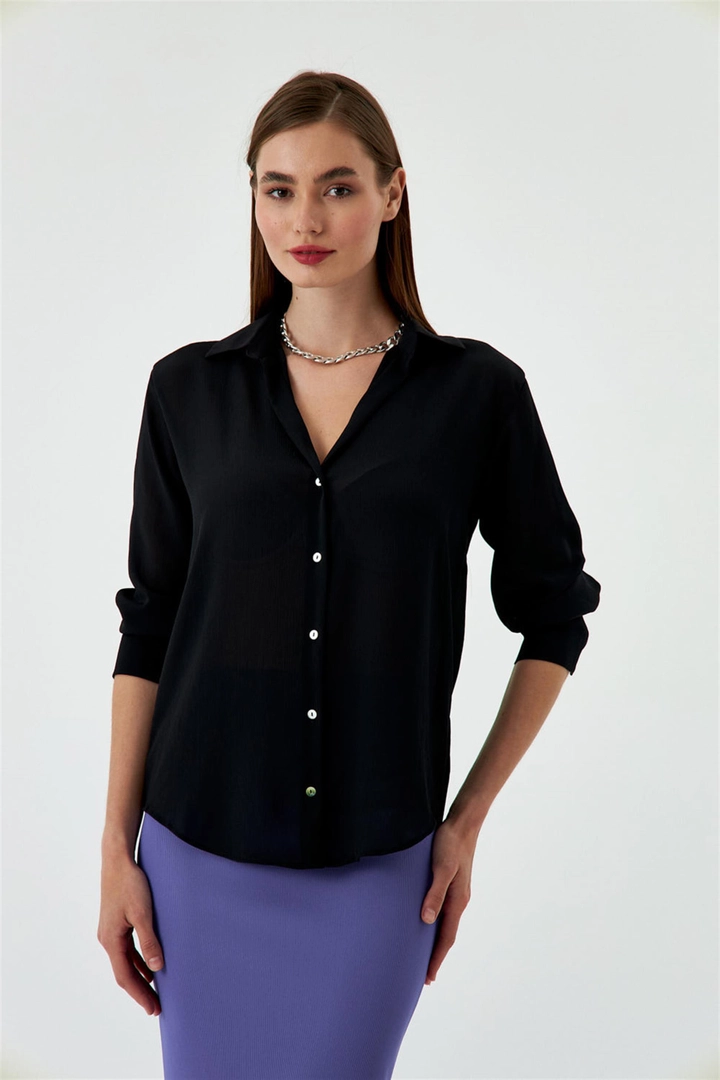 Una modella di abbigliamento all'ingrosso indossa TBU10992 - Women's V Neck Satin Shirt - Black, vendita all'ingrosso turca di Camicia di Tuba Butik