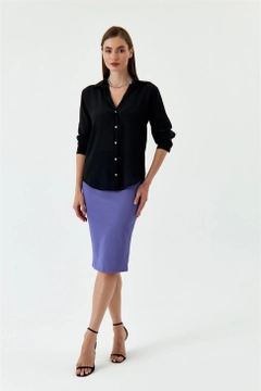 Bir model, Tuba Butik toptan giyim markasının TBU10992 - Women's V Neck Satin Shirt - Black toptan Gömlek ürününü sergiliyor.
