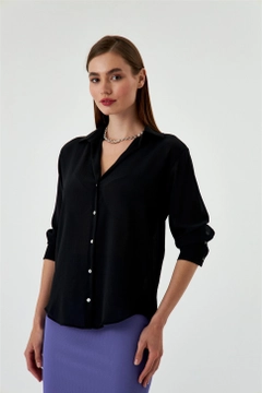 Bir model, Tuba Butik toptan giyim markasının TBU10992 - Women's V Neck Satin Shirt - Black toptan Gömlek ürününü sergiliyor.