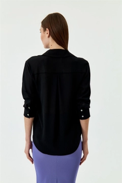 Een kledingmodel uit de groothandel draagt TBU10992 - Women's V Neck Satin Shirt - Black, Turkse groothandel Shirt van Tuba Butik