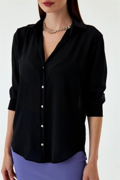 Veleprodajni model oblačil nosi TBU10992 - Women's V Neck Satin Shirt - Black, turška veleprodaja Majica od Tuba Butik