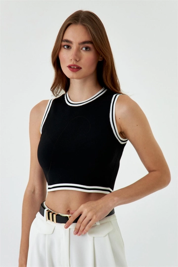 A wholesale clothing model wears  Crew Neck Knitwear Crop Top - Black
, Turkish wholesale Crop Top of Tuba Butik