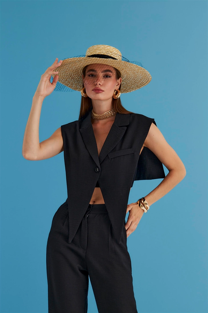 Bir model, Tuba Butik toptan giyim markasının TBU11339 - Linen Blend Design Women's Vest - Black toptan Yelek ürününü sergiliyor.