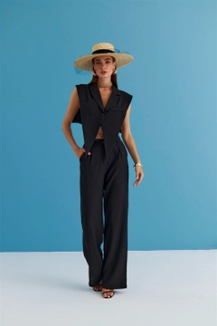 Una modelo de ropa al por mayor lleva TBU11339 - Linen Blend Design Women's Vest - Black, Chaleco turco al por mayor de Tuba Butik