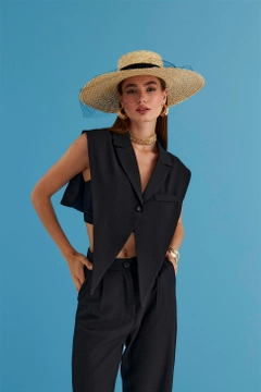 Ένα μοντέλο χονδρικής πώλησης ρούχων φοράει TBU11339 - Linen Blend Design Women's Vest - Black, τούρκικο Αμάνικο μπλουζάκι χονδρικής πώλησης από Tuba Butik
