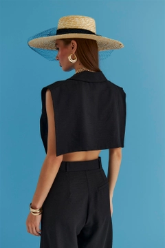 Een kledingmodel uit de groothandel draagt TBU11339 - Linen Blend Design Women's Vest - Black, Turkse groothandel Vest van Tuba Butik