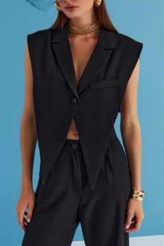 Una modelo de ropa al por mayor lleva TBU11339 - Linen Blend Design Women's Vest - Black, Chaleco turco al por mayor de Tuba Butik