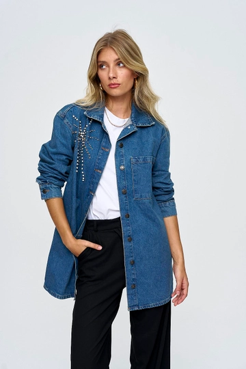 A wholesale clothing model wears  Stone Detailed Women's Denim Shirt Jacket - Blue
, Turkish wholesale Denim Jacket of Tuba Butik