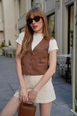 Una modelo de ropa al por mayor lleva tbu12046-straight-cut-women's-vest-brown,  turco al por mayor de 
