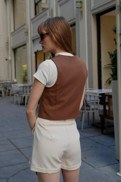 Una modelo de ropa al por mayor lleva tbu12046-straight-cut-women's-vest-brown, Chaleco turco al por mayor de Tuba Butik