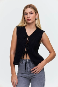 Bir model, Tuba Butik toptan giyim markasının tbu12487-lace-detailed-crew-neck-women's-knitwear-vest-black toptan Yelek ürününü sergiliyor.
