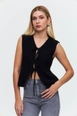 Ένα μοντέλο χονδρικής πώλησης ρούχων φοράει tbu12487-lace-detailed-crew-neck-women's-knitwear-vest-black, τούρκικο  χονδρικής πώλησης από 