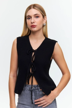 Модел на дрехи на едро носи tbu12487-lace-detailed-crew-neck-women's-knitwear-vest-black, турски едро Жилетка на Tuba Butik