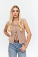 Ένα μοντέλο χονδρικής πώλησης ρούχων φοράει tbu12488-lace-detailed-crew-neck-women's-knitwear-vest-beige, τούρκικο  χονδρικής πώλησης από 