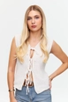 Ένα μοντέλο χονδρικής πώλησης ρούχων φοράει tbu12490-lace-detailed-crew-neck-women's-knitwear-vest-cream, τούρκικο  χονδρικής πώλησης από 