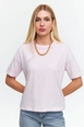 Bir model,  toptan giyim markasının tbu12505-crew-neck-basic-short-sleeve-women's-pink toptan  ürününü sergiliyor.