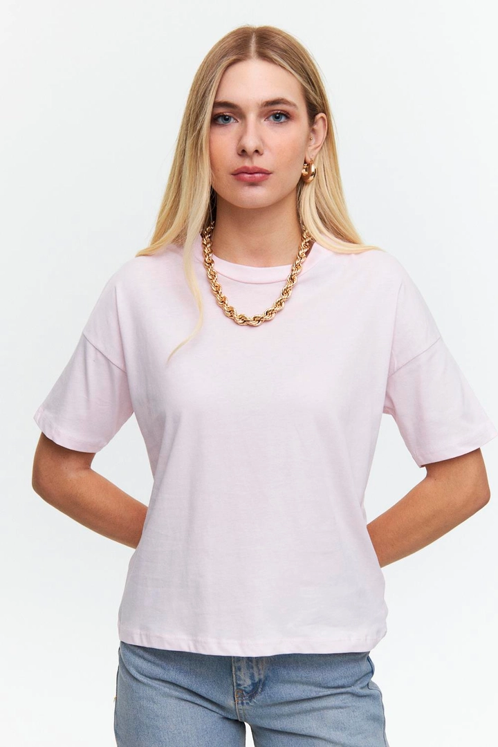 A wholesale clothing model wears tbu12505-crew-neck-basic-short-sleeve-women's-pink, Turkish wholesale Tshirt of Tuba Butik