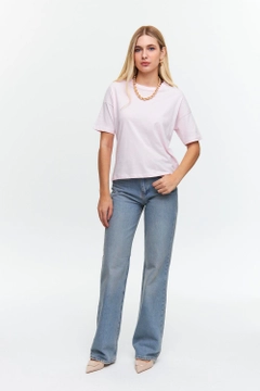 Un mannequin de vêtements en gros porte tbu12505-crew-neck-basic-short-sleeve-women's-pink, T-Shirt en gros de Tuba Butik en provenance de Turquie