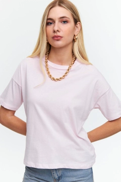 Una modelo de ropa al por mayor lleva tbu12505-crew-neck-basic-short-sleeve-women's-pink, Camiseta turco al por mayor de Tuba Butik