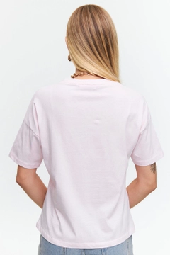 Una modelo de ropa al por mayor lleva tbu12505-crew-neck-basic-short-sleeve-women's-pink, Camiseta turco al por mayor de Tuba Butik