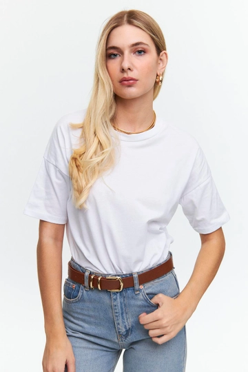 A wholesale clothing model wears  Crew Neck Basic Short Sleeve Women's T-Shirt - White
, Turkish wholesale Tshirt of Tuba Butik