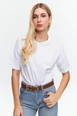 Bir model,  toptan giyim markasının tbu12506-crew-neck-basic-short-sleeve-women's-white toptan  ürününü sergiliyor.