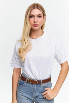 Ein Bekleidungsmodell aus dem Großhandel trägt tbu12506-crew-neck-basic-short-sleeve-women's-white, türkischer Großhandel T-Shirt von Tuba Butik