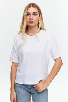 Um modelo de roupas no atacado usa tbu12506-crew-neck-basic-short-sleeve-women's-white, atacado turco Camiseta de Tuba Butik