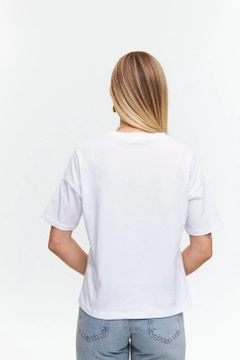 Una modella di abbigliamento all'ingrosso indossa tbu12506-crew-neck-basic-short-sleeve-women's-white, vendita all'ingrosso turca di Maglietta di Tuba Butik