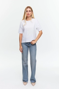 Ein Bekleidungsmodell aus dem Großhandel trägt tbu12506-crew-neck-basic-short-sleeve-women's-white, türkischer Großhandel T-Shirt von Tuba Butik