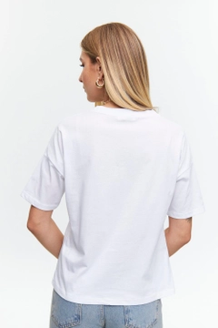 Um modelo de roupas no atacado usa tbu12506-crew-neck-basic-short-sleeve-women's-white, atacado turco Camiseta de Tuba Butik